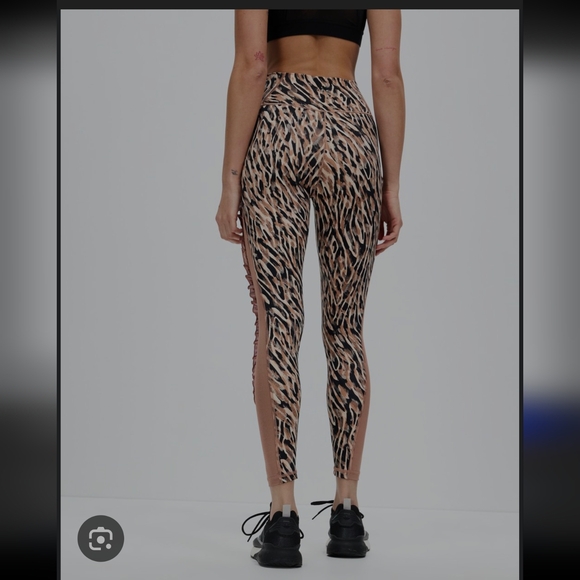 Adidas YOGA STUDIO CLASH PRINT 7/8 LEGGINGS & BRA - Picture 7 of 9